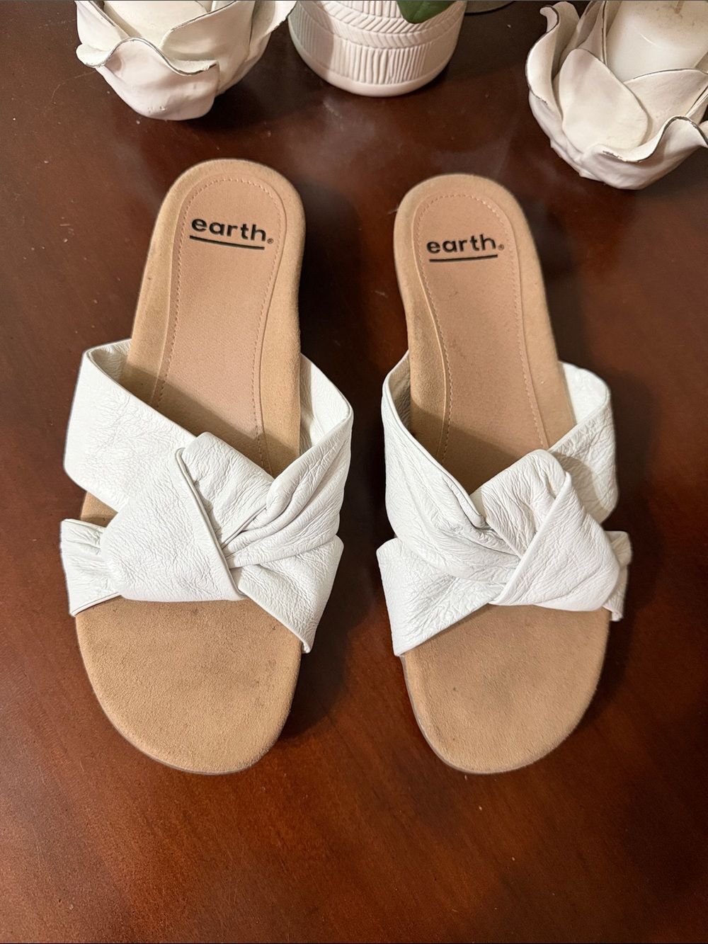 Earth White Leather Knotted Slide Mules Size 7M